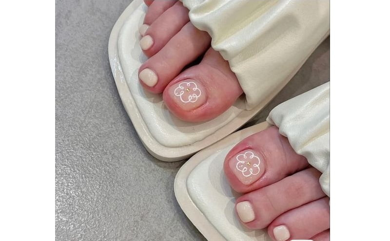 Mẫu vẽ hoa móng chân đơn giản nhưng đầy sáng tạo và cá tính