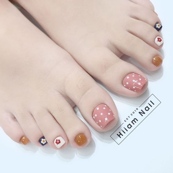 Mẫu vẽ hoa móng chân kết hợp chấm bi mang hơi hướng cổ điển và tươi trẻ
