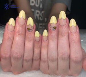 Mẫu vẽ móng tay hình thú – nail hình con ong với sọc vàng đen đặc trưng và vẻ ngoài ngộ nghĩnh