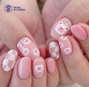 Mẫu vẽ móng tay hình thú với chú gấu hồng đáng yêu và ngọt ngào