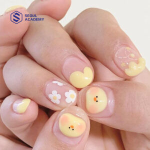 Mẫu vẽ móng tay hình thú với gà con vàng đáng yêu trên nền móng màu pastel