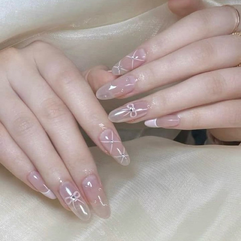 Mẫu vẽ nơ móng tay màu hồng thạch kết hợp tráng gương và nơ nhỏ nhắn