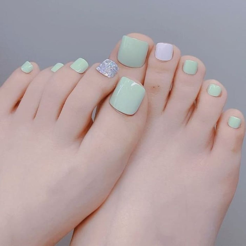 Màu xanh mint tuy hơi kén da nhưng vẫn rất tinh tế khi chọn móng chân đẹp sáng da