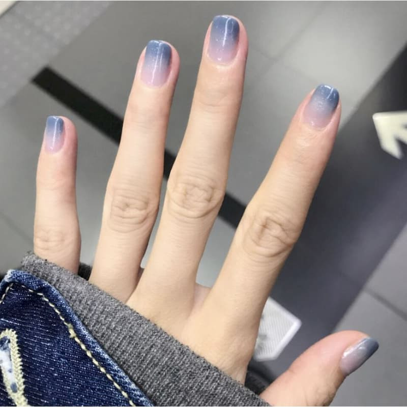 Màu xanh nước biển ombre trên móng tay dài
