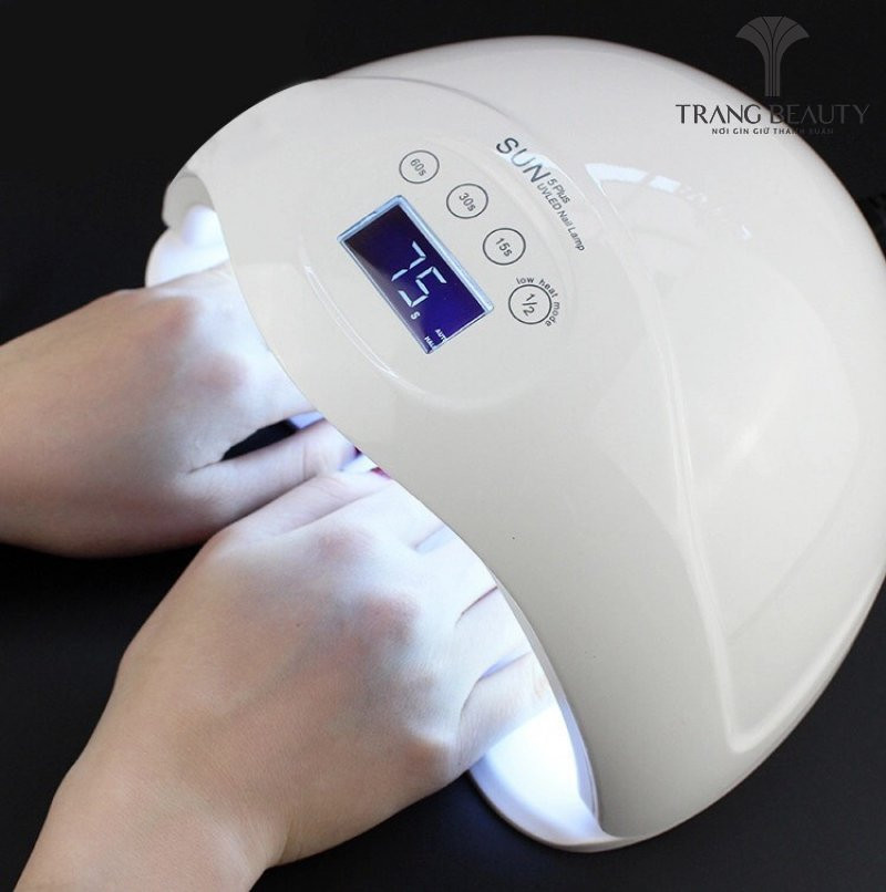 Máy sấy móng là dụng cụ không thể thiếu để đảm bảo các lớp sơn gel khô đều và bền chắc khi làm móng tay Hàn Quốc.