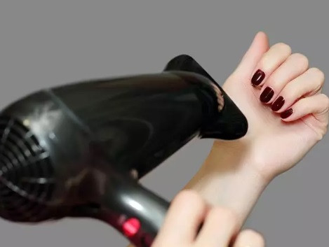 Mẹo sử dụng máy sấy tóc chế độ mát để làm khô sơn móng tay nhanh chóng