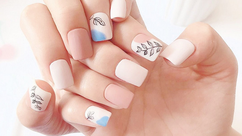 Minh họa các hóa chất độc hại trong sản phẩm sơn móng tay có thể ảnh hưởng xấu đến sức khỏe của mẹ bầu và thai nhi.