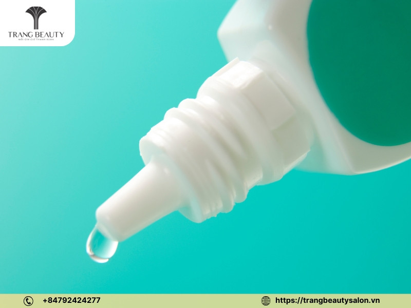 Cách Cứu Vãn Lọ Sơn Móng Tay Bị Đặc Hiệu Quả Nhất Minh họa dùng thuốc nhỏ mắt để hồi sinh lọ sơn móng tay bị đặc