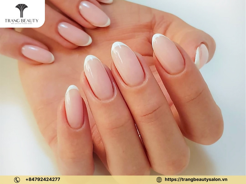 Minh họa lớp sơn base mỏng đều, tránh sơn quá dày khi tự sơn móng tay gel tại nhà