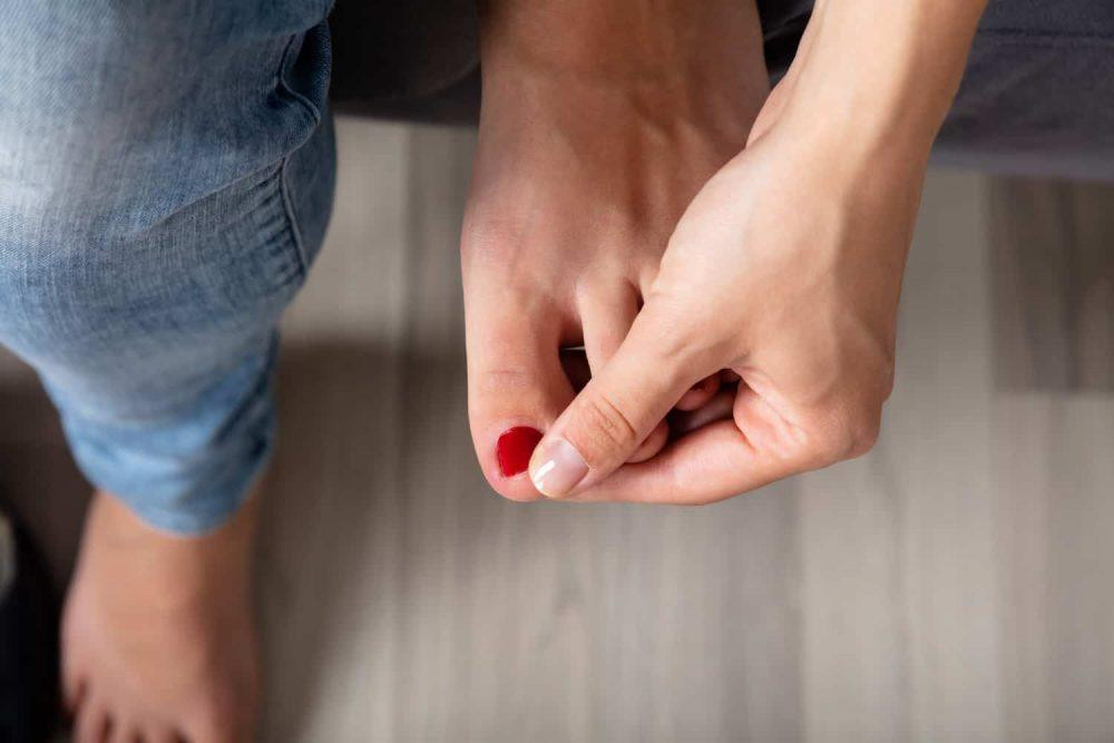Minh họa quy trình điều trị nấm móng chân bằng thuốc bôi ngoài