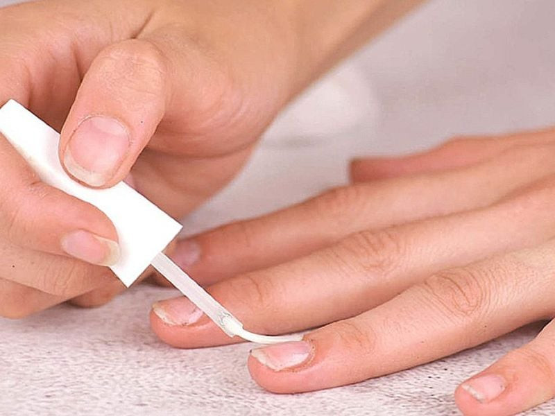 Minh họa sơn gel cần máy làm khô móng tay để đạt độ cứng và bền