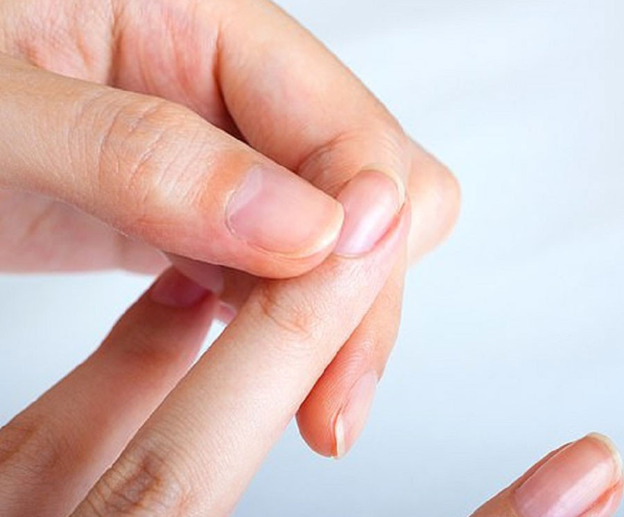 Minh họa tốc độ phát triển trung bình của móng tay, giúp người đọc hiểu rõ về quá trình dưỡng móng tay dài và cứng.