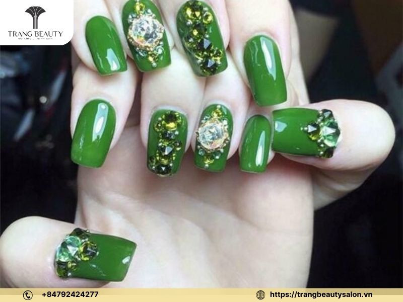Móng chân ẩn xà cừ đính đá xanh rêu sang trọng và độc đáo