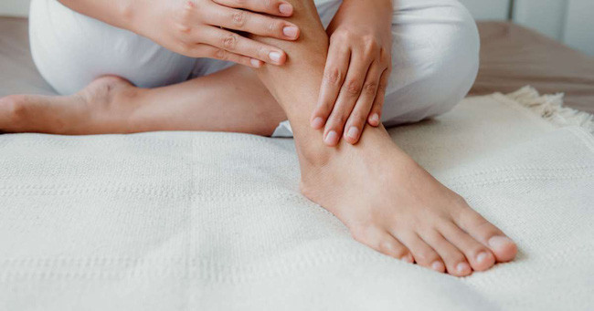 Móng chân cái bị nấm, đổi màu vàng và có thể lây lan