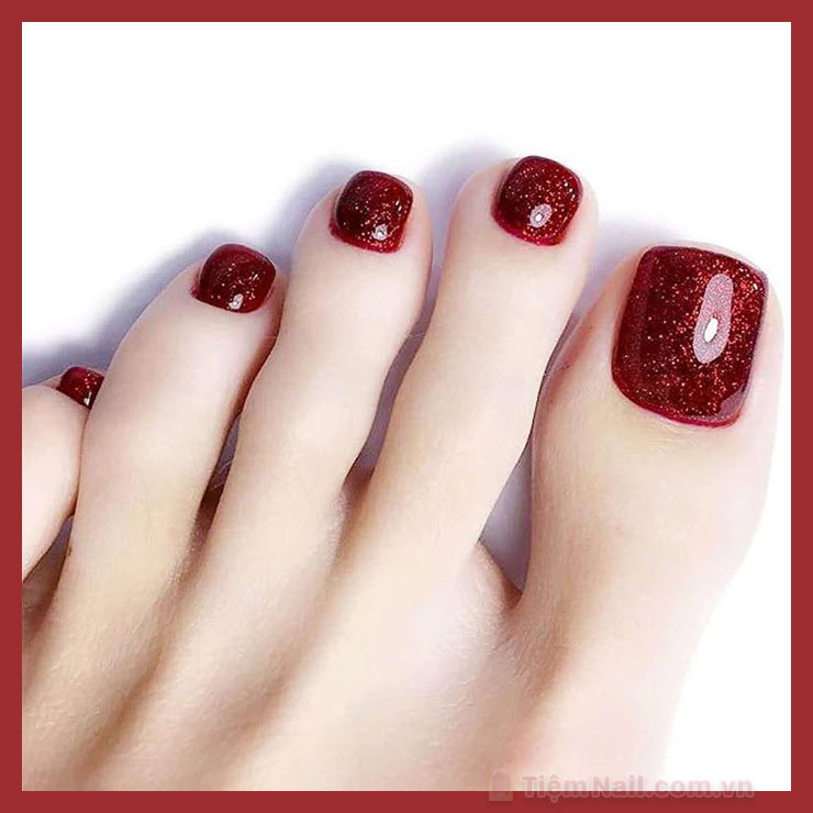 Móng chân đẹp màu đỏ kết hợp kim tuyến lấp lánh
