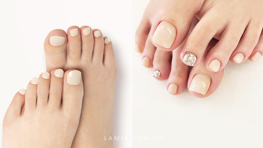 Móng chân đẹp màu nude tối giản, mang lại sự tinh tế và đa dụng cho phái đẹp.