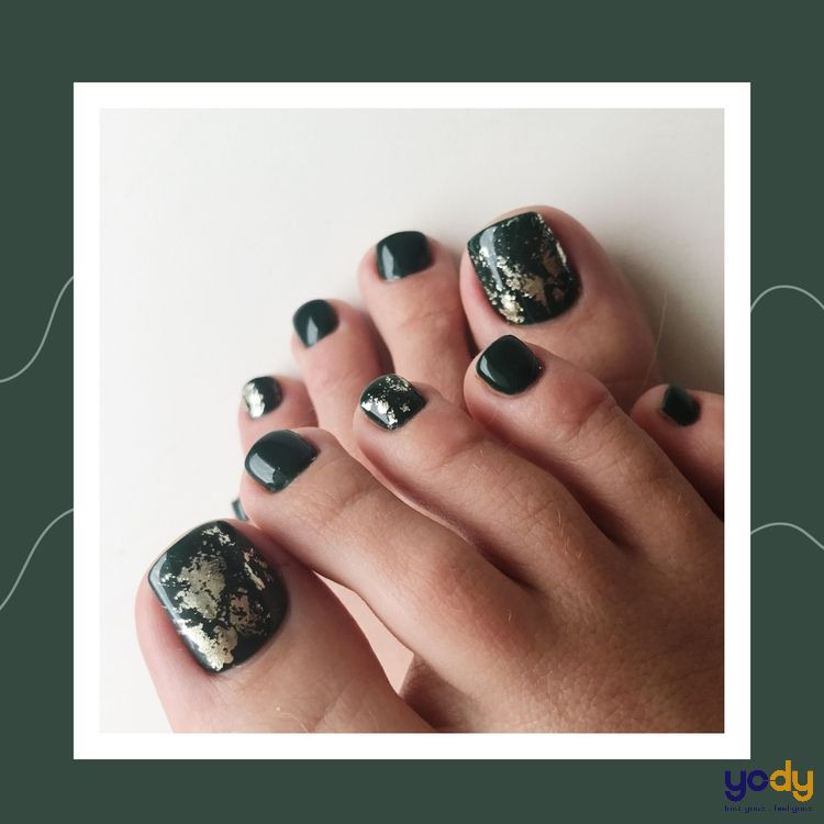 Móng chân đẹp màu xanh rêu tối, cá tính