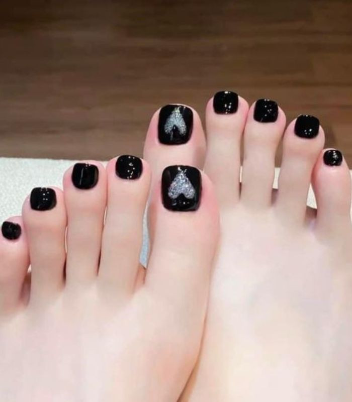Móng chân đi biển màu đen quyền lực và cuốn hút