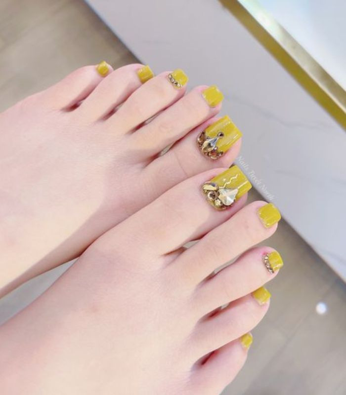 Móng chân đi biển màu vàng rực rỡ, thu hút ánh nhìn