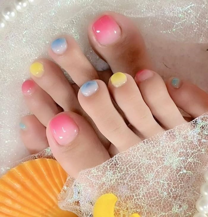 Móng chân đi biển phối màu tươi sáng