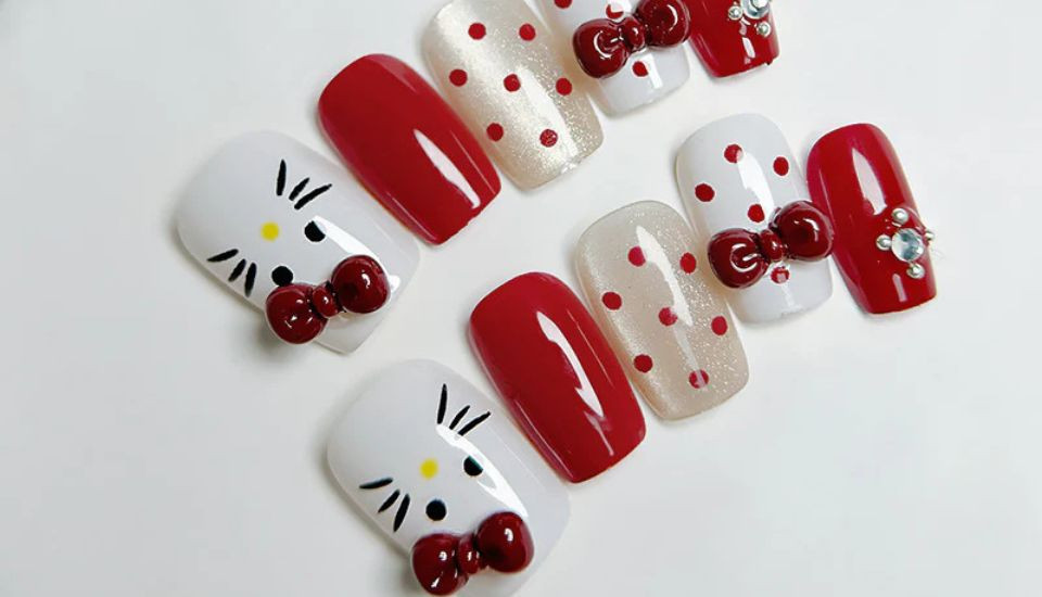 Móng chân Hello Kitty đỏ – trắng ngọt ngào
