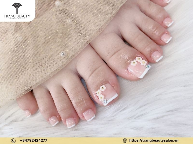 Khám Phá Các Mẫu Vẽ Hoa Móng Tay Đẹp Tuyệt Mỹ Cho Phái Nữ Móng chân hồng vẽ hoa nhẹ nhàng và sang trọng