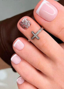 Móng chân kiểu French Nails với đầu móng trắng tinh tế
