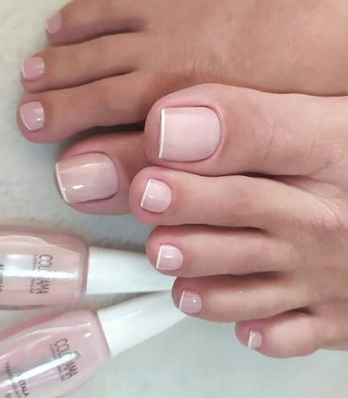 Móng chân màu nude tự nhiên và hài hòa cho chuyến đi biển