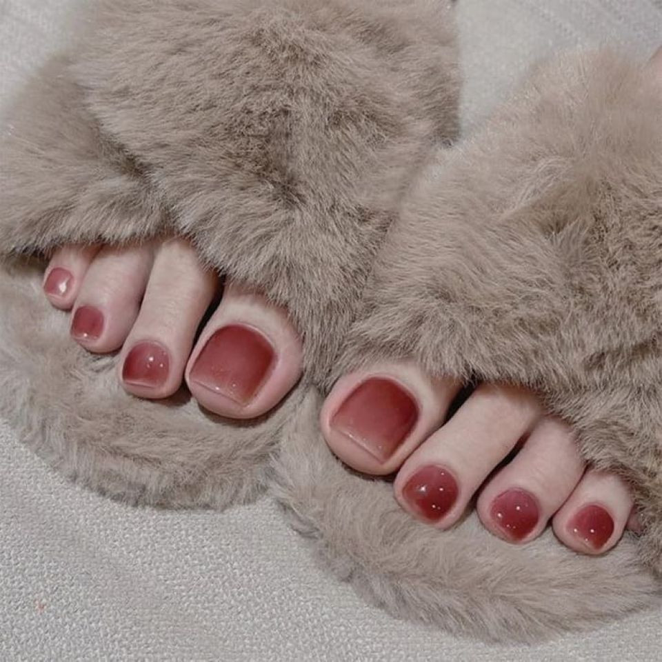 Móng chân màu nude với hiệu ứng thạch trong suốt, rất trendy