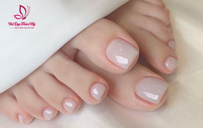 Móng chân màu nước gạo thanh lịch