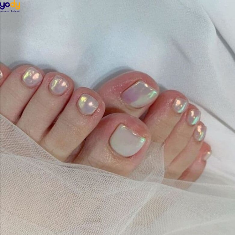 Móng chân màu sữa hiệu ứng tráng gương