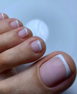 Móng chân màu trắng đẹp với họa tiết điểm nhấn