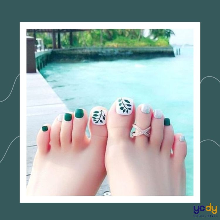 Móng chân màu xanh rêu đơn sắc, phong cách
