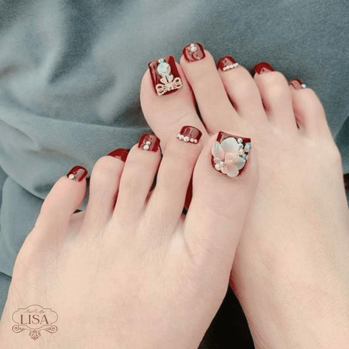 Móng chân ngày Tết với họa tiết hoa đào