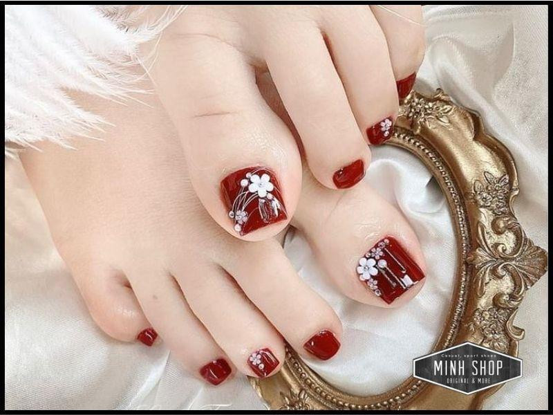 Móng chân nhiều màu với họa tiết hoa lá