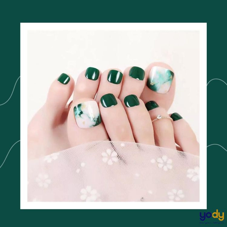 Móng chân sơn trơn màu xanh rêu dịu mát