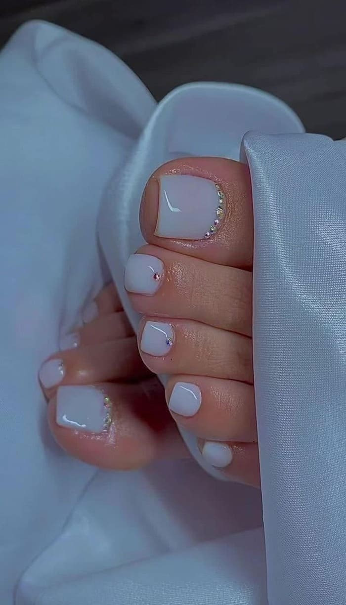Móng chân trắng đẹp đính đá lấp lánh