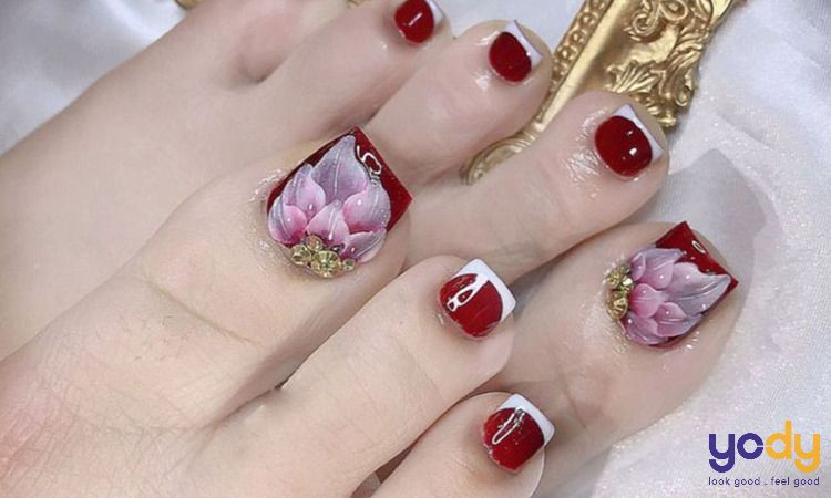 Móng chân trắng đỏ họa tiết