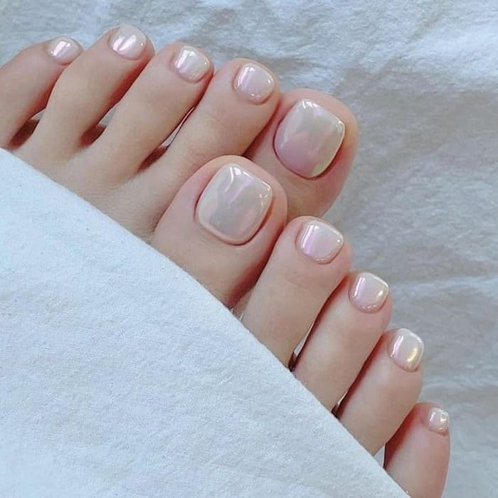 Móng chân trắng sữa dịu dàng