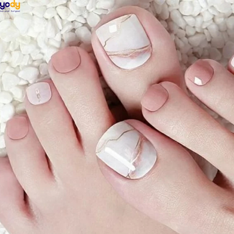 Móng chân trắng sữa kết hợp hồng ngọt ngào