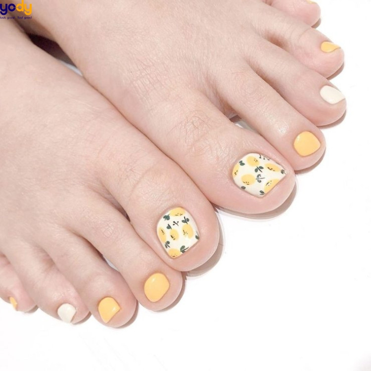 Móng chân trắng sữa kết hợp vàng năng động
