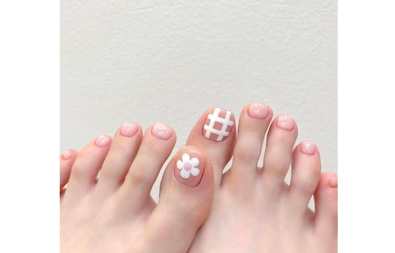 Móng chân vẽ hoa lớn đơn giản trên nền nude cho nàng công sở trẻ trung
