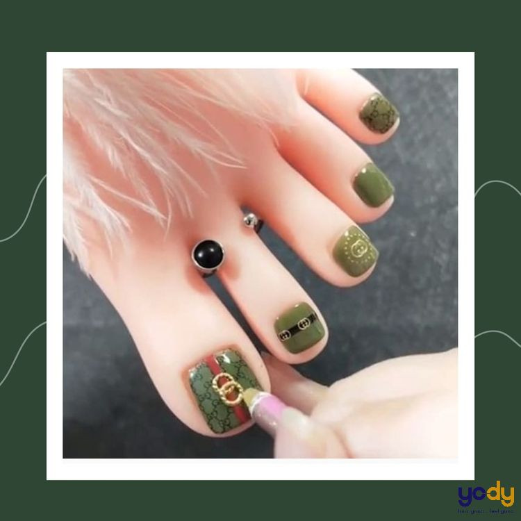 Móng chân xanh đen họa tiết Gucci