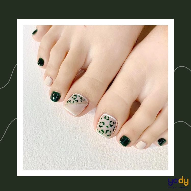 Móng chân xanh đen với họa tiết tinh tế