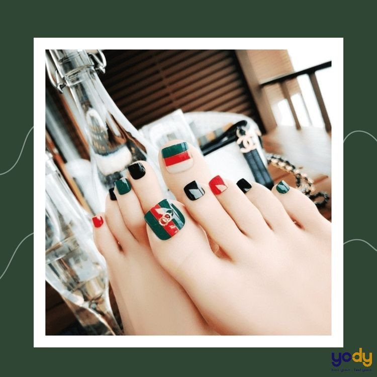 Móng chân xanh rêu phối màu độc đáo