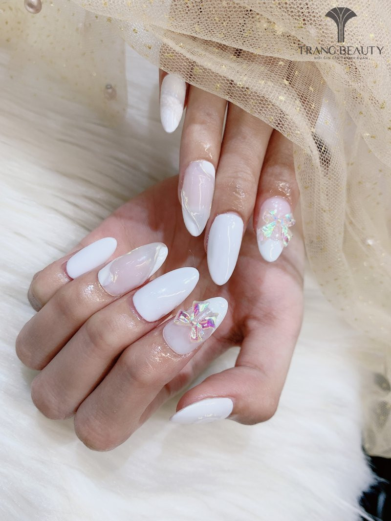 Móng nhọn màu sữa gạo kết hợp các kiểu sơn khác nhau