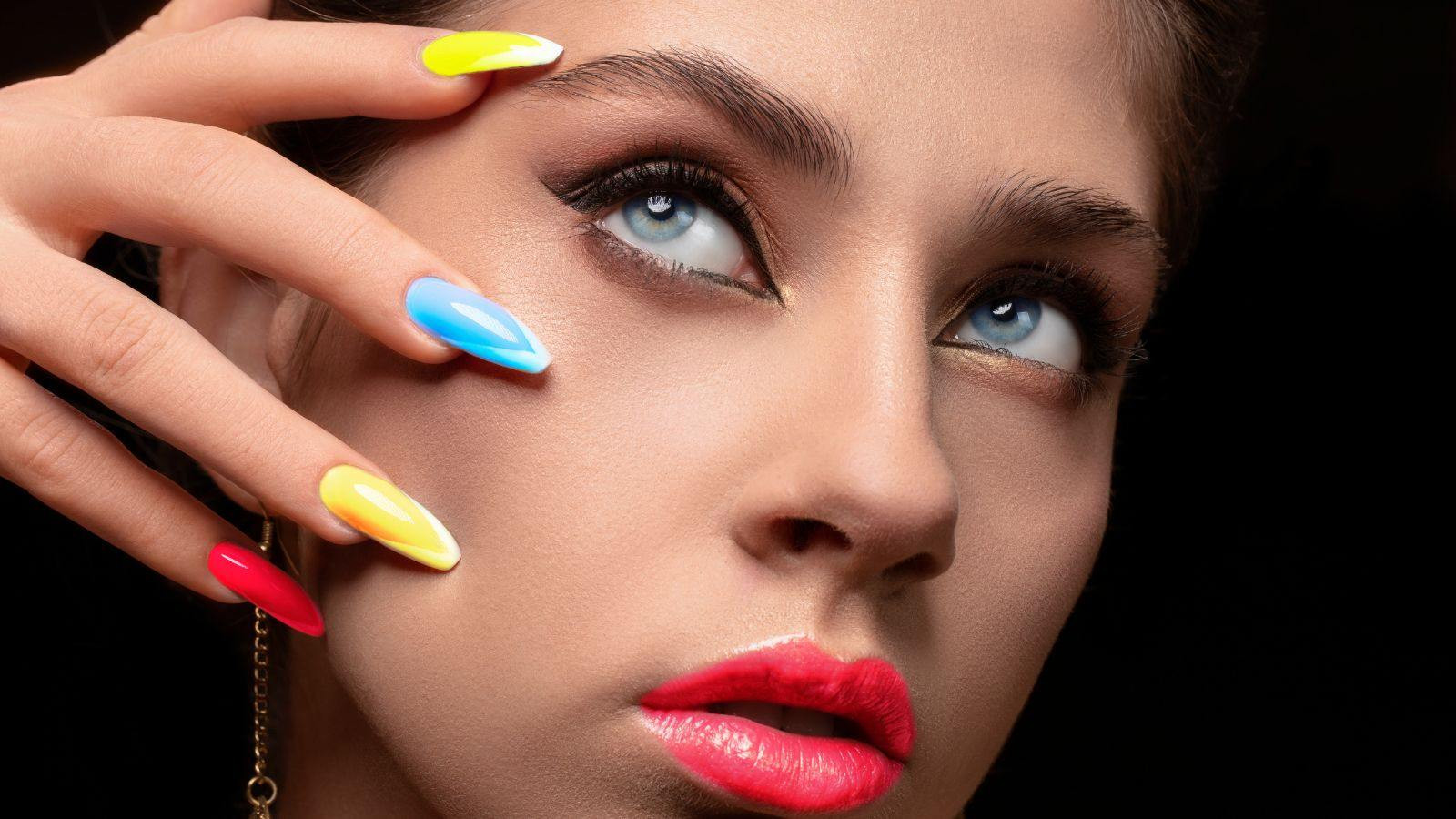 Móng tay 7 màu phá cách với họa tiết nghệ thuật tạo điểm nhấn ấn tượng