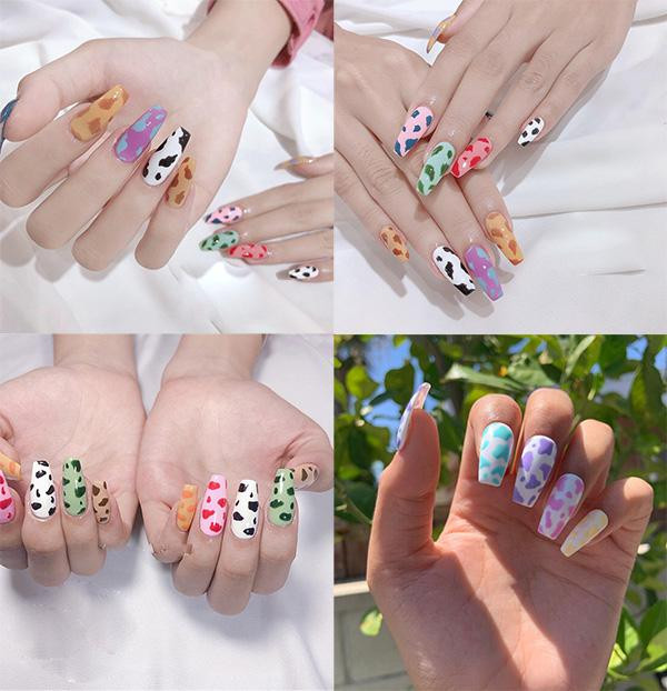 Móng tay bò sữa nhiều màu sắc với đốm hồng và xanh trên nền trắng