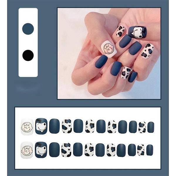 Móng tay bò sữa xanh mint phá cách với đốm đen trên nền xanh