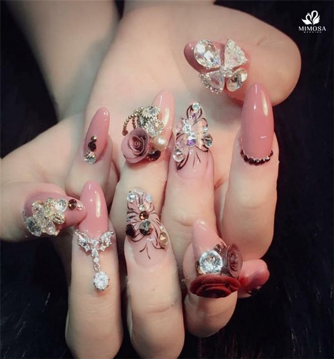 Móng tay cô dâu cầu kỳ với họa tiết 3D